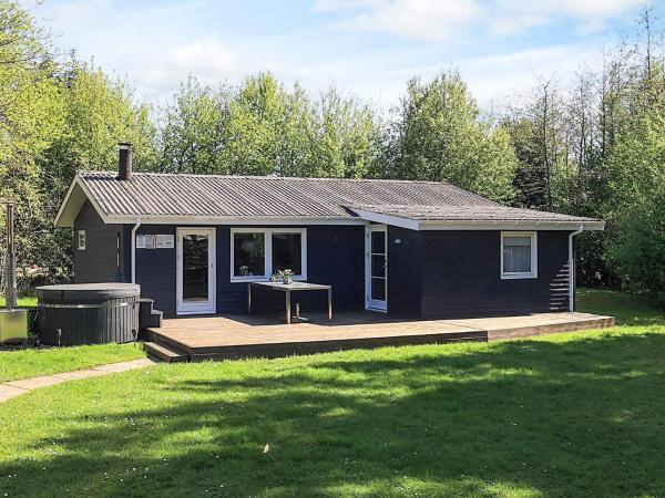 På billedet ses objektet 6 person holiday home in Hals beliggende i byen Hals.