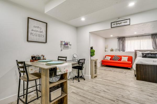 På billedet ses objektet Cozy Studio Retreat in Salt Lake City Area! beliggende i byen Lake Point.