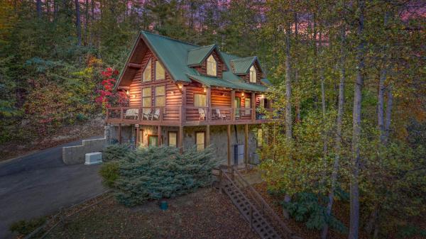 A la foto es mostra l'objecte Relaxation Retreat - Pickleball Cabin - Wi-Fi, Fire Pit with Bar, EV, Game Room, Hot Tub, Pool Access - Mins to PF situat a la ciutat de Sevierville.