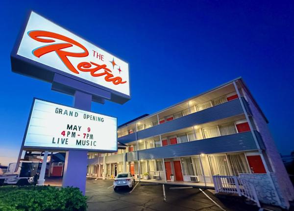 A la foto es mostra l'objecte The Retro Hotel situat a la ciutat de Branson.
