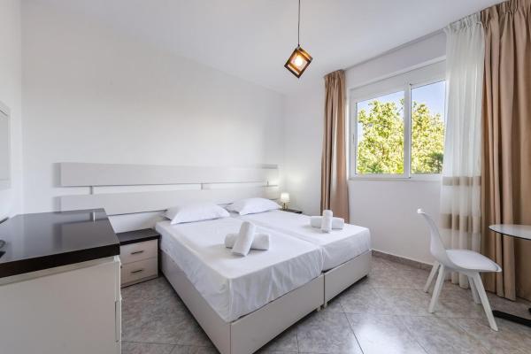 A la foto es mostra l'objecte Stylish Studio with Scenic Gardens Golem by PikHost situat a la ciutat de Golem.