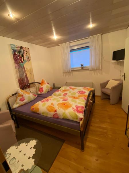 A la foto es mostra l'objecte Zimmer 1 inkl eigenem Bad und Parkplatz situat a la ciutat de Weinsheim.