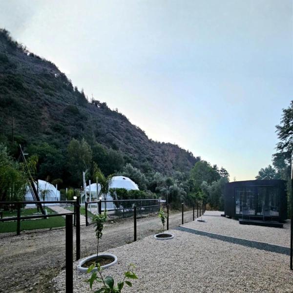 På billedet ses objektet River Glamping Kalopanayiotis beliggende i byen Flasou.
