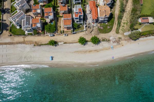 Op de foto is het object Cavo Blue Coastal Living te zien, gelegen in de stad Polychrono.