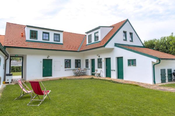 The photo shows the Ferienhaus Küssler located in the city of Grub an der March.