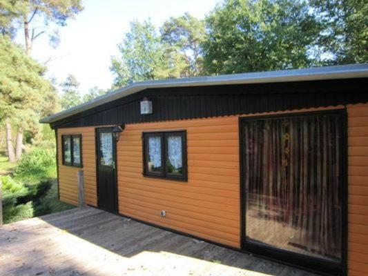 Na zdjęciu widoczny jest obiekt Ferienhäuschen Am Strandbad Lychen, Bungalow położony w mieście Lychen.
