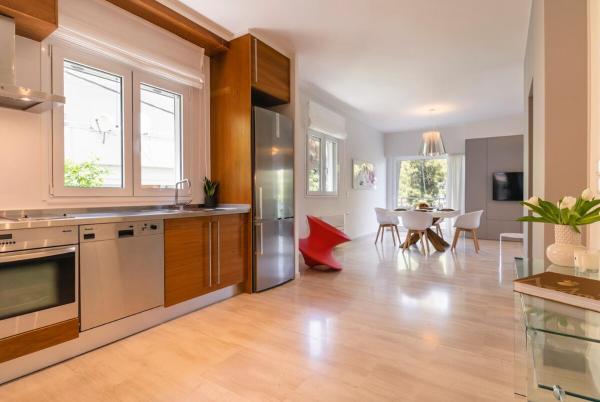 Na fotografii je vidět objekt Cozy & Renovated, Walk to beach nacházející se ve městě Vouliagméni.