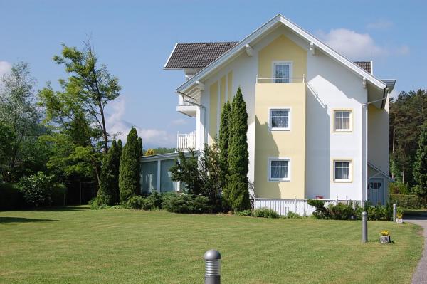The photo shows the Haus Sunshine located in the city of Wasserhofen.