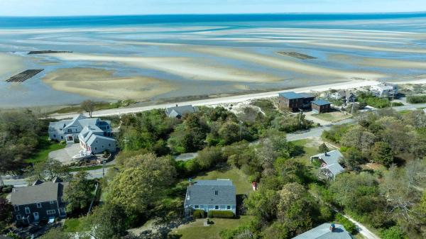 A la foto es mostra l'objecte Water Views Walk to Beach Dogs Welcome situat a la ciutat de Brewster.