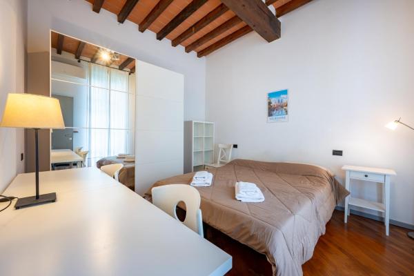 A la foto es mostra l'objecte GuestHost - Central Shiny Apartment x5! situat a la ciutat de Parma.