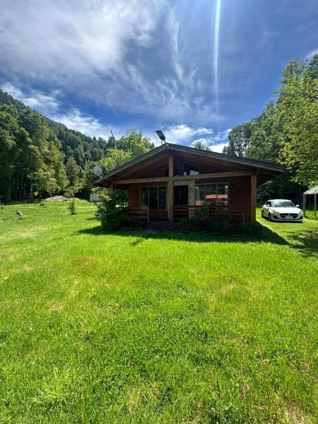 På billedet ses objektet Casa junto a Ojos del Caburgua beliggende i byen Pucón.