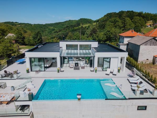 Στη φωτογραφία φαίνεται το αντικείμενο Vila Salkic που βρίσκεται στην πόλη Cazin.