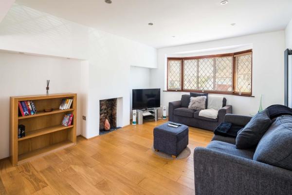 Elegant 2BD House with Garden and Decked Patio, London