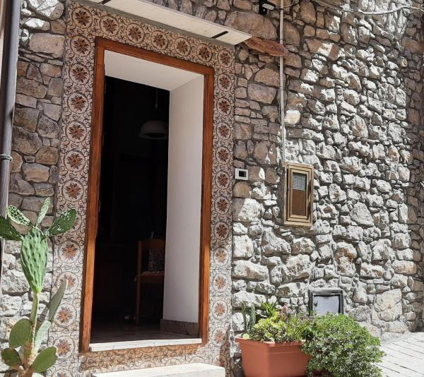 På billedet ses objektet Casa del Vecchio Borgo beliggende i byen Caccamo.
