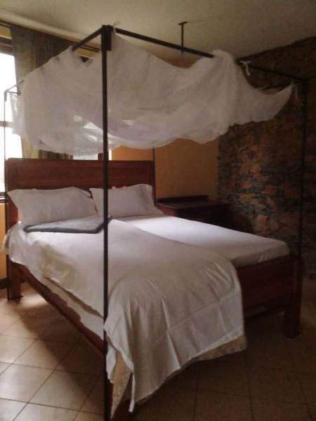 Na foto é possível ver o objeto Emanyatta Lodge localizado na cidade de Monduli.