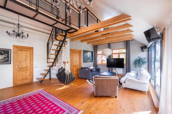 A la foto es mostra l'objecte Cozy riverside penthouse situat a la ciutat de Riga.