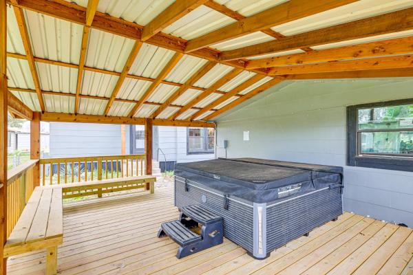 Bilde 3: Deck, Hot Tub and Lake View Brownwood Home!