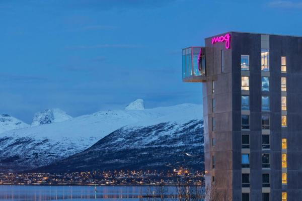 Na zdjęciu widoczny jest obiekt Moxy Tromso położony w mieście Langenes.
