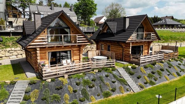 Na fotografii je vidět objekt Domek drewniany w górach Jacuzzi & Balia - Osada Chełm nacházející se ve městě Stróża.