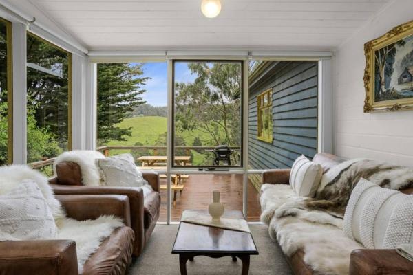 På billedet ses objektet Blue Farm Cottage beliggende i byen Apollo Bay.