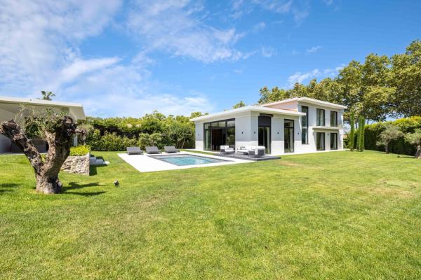 照片显示了位于Mougins市的Superbe villa d'architecte物件。