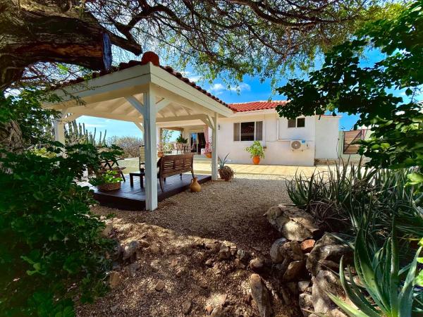 Mila's Authentic Family Getaway Aruba, Noord
