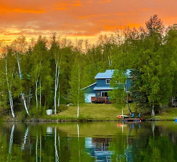 A la foto es mostra l'objecte Serene Four Bedroom Lakefront Home situat a la ciutat de Wasilla.