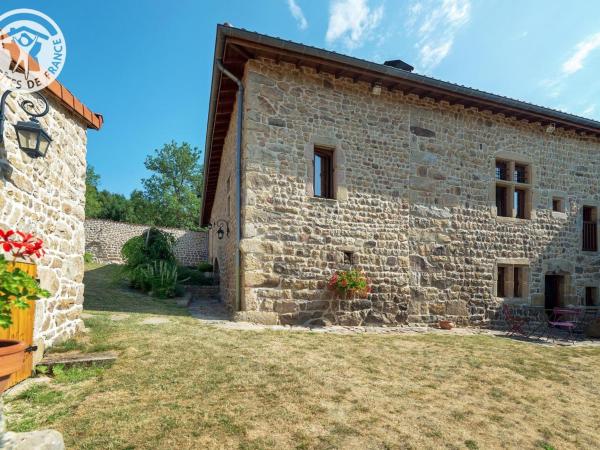 A la foto es mostra l'objecte Gîte confortable avec jardin, cheminée, et wifi à Montarcher - FR-1-496-11 situat a la ciutat de Marols.