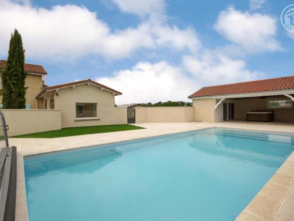 På billedet ses objektet Charmante Maison de Campagne avec Piscine Commune et Terrasse Privative à Chalain-le-Comtal - FR-1-496-236 beliggende i byen Marclopt.