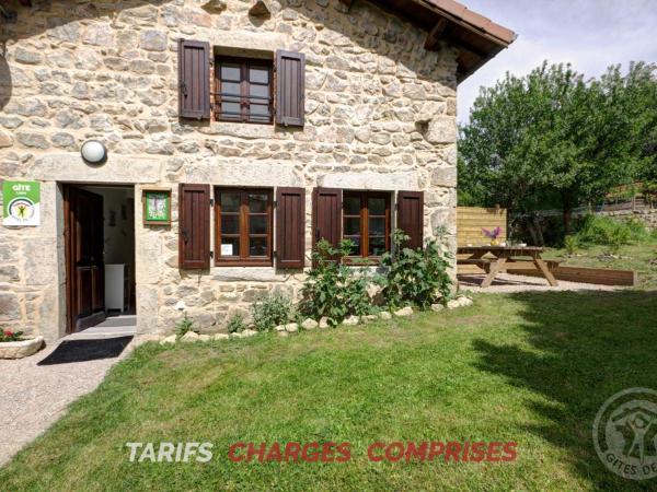 A la foto es mostra l'objecte Gîte rénové en pierres au cœur du Haut Forez avec terrasse et randonnées à proximité - FR-1-496-59 situat a la ciutat de Saillant.