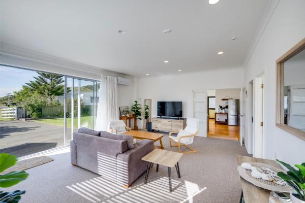 På billedet ses objektet Mahia Bliss - Surf & Serenity Holiday Home beliggende i byen Mahia.
