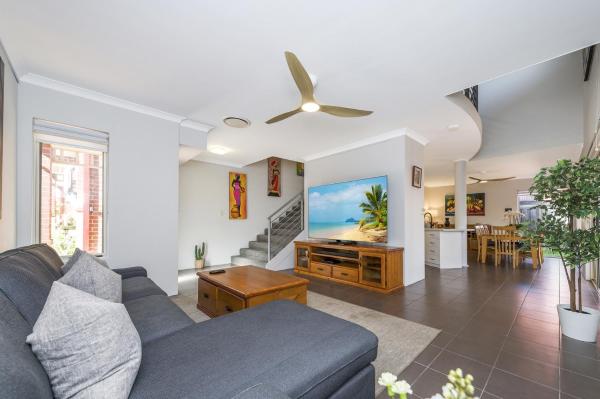 Nella foto è visibile l'oggetto Stylish 3-Bed Townhouse with Courtyard & BBQ situato nella città di Perth.