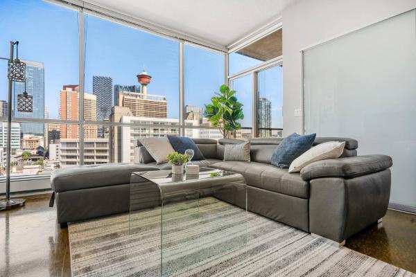 写真にはカルガリー市にあるDowntown Chic Retreat | Elegant + Free Parkingが写っています。