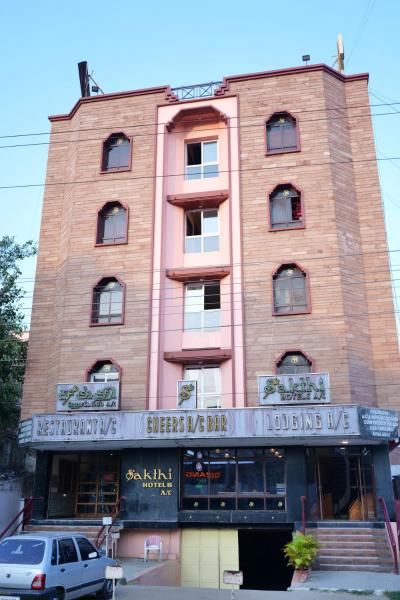 A la foto es mostra l'objecte Sakthi Hotel situat a la ciutat de Pollāchi.