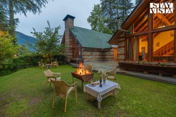 A la foto es mostra l'objecte StayVista at Retreat Cottages 6 & 3 BR cottages with Bonfire and Lawn situat a la ciutat de Manāli.
