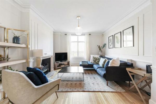 Elegant 6 Bed Home with Garden & Balcony By Harrods, London