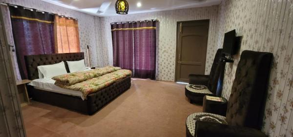 写真にはナラン市にあるSky Touch Hotel and Resortが写っています。