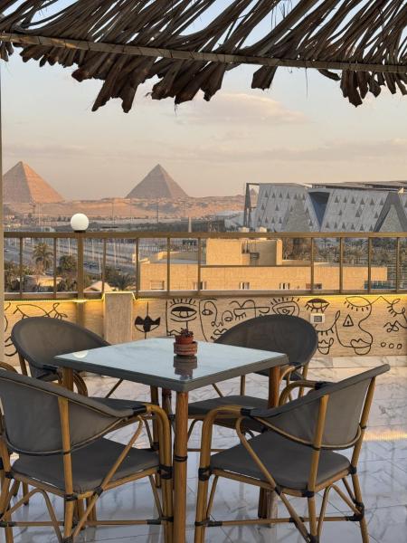 Nella foto è visibile l'oggetto Topview Pyramids And Museum situato nella città di Il Cairo.