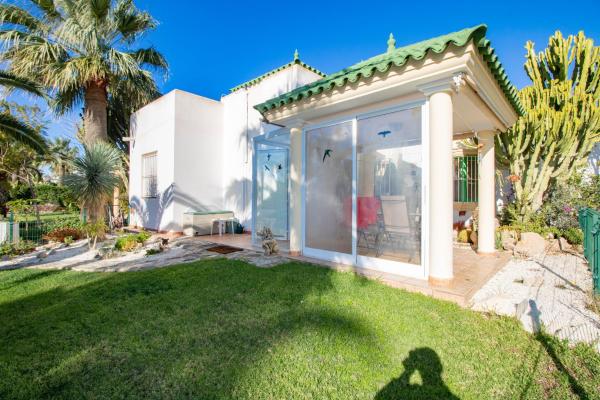 A la foto es mostra l'objecte Villa Marijke situat a la ciutat de Los Caparroses.