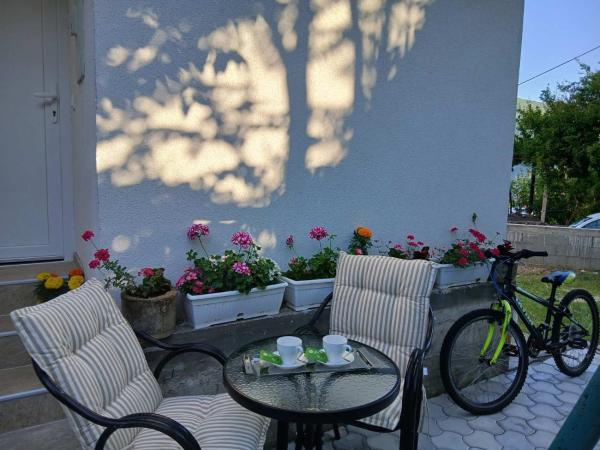 A la foto es mostra l'objecte MaxRelax situat a la ciutat de Mostar.