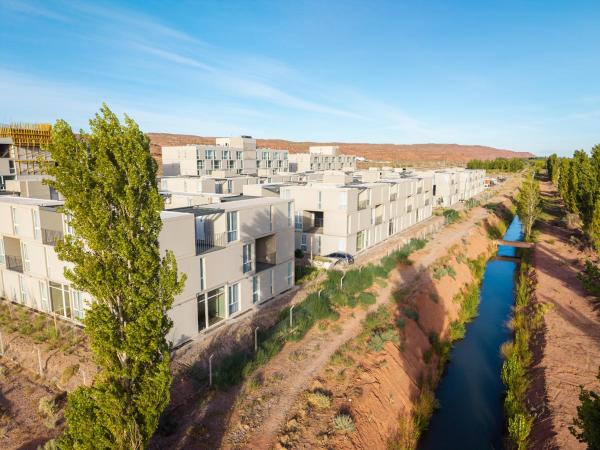 A la foto es mostra l'objecte Añelo Nuevo Housing situat a la ciutat de Añelo.