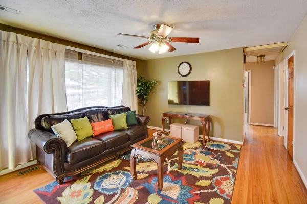 Na zdjęciu widoczny jest obiekt 5 Mi to Dtwn Pet-Friendly Gem with Yard in Hampton położony w mieście Hampton.