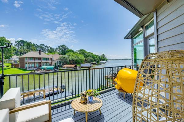 Na fotografii je vidět objekt Exquisite Canal-Front Home Access to Lake Conroe! nacházející se ve městě Montgomery.