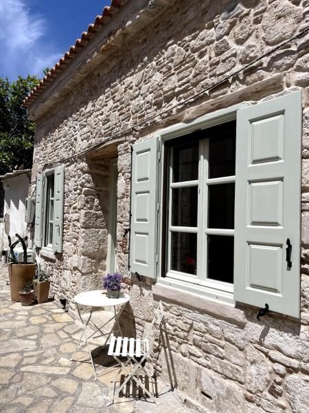 The photo shows the Tigani Loft located in the city of Pythagoreio.