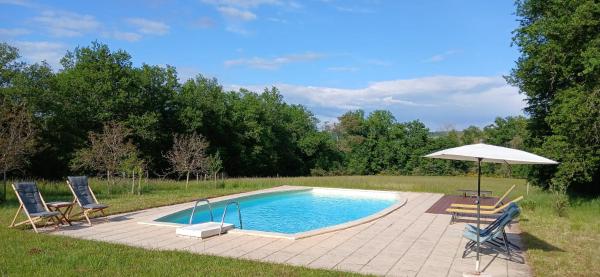 A la foto es mostra l'objecte Grange avec piscine - La Hulotte du Cluzel situat a la ciutat de Saint-Caprais.