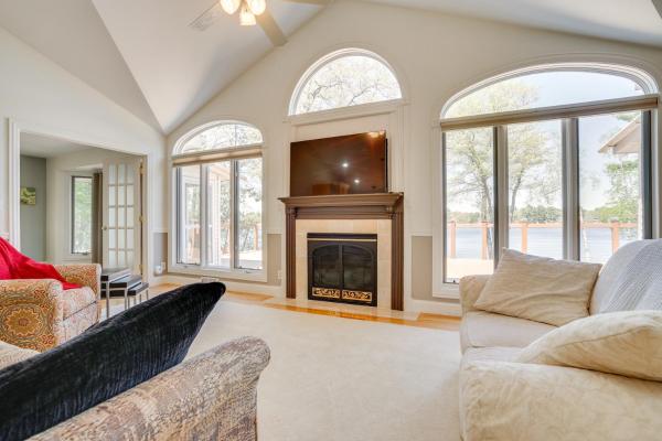 En la foto se muestra el objeto Spacious Lakefront New Auburn Home with Sunroom ubicado en la ciudad de Prairie Farm.