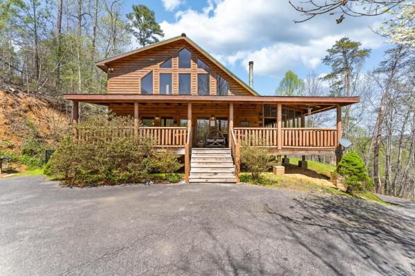 A la foto es mostra l'objecte Woodland Wonder with Hot Tub and Pool Table situat a la ciutat de Shady Grove.