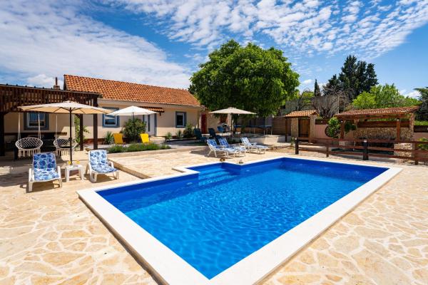 På billedet ses objektet MY DALMATIA - Holiday home Burgija with private swimming pool beliggende i byen Benkovac.
