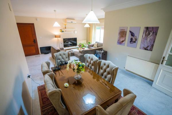 På billedet ses objektet 3 Bedrooms Cozy Apartment Prime Location Walk Anywhere شقة مفروشة واسعة شارع الجاردنز beliggende i byen Amman.