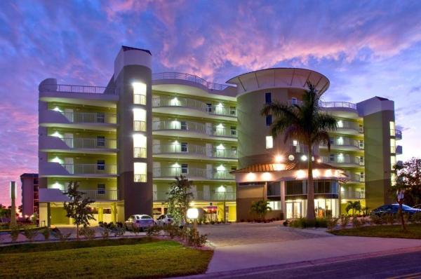 Na zdjęciu widoczny jest obiekt Crystal Palms Treasure Island Retreat Steps from the Beach położony w mieście St Pete Beach.